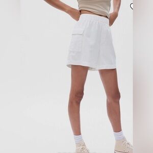 GAP Off-Duty Cargo White Shorts size Medium Tall